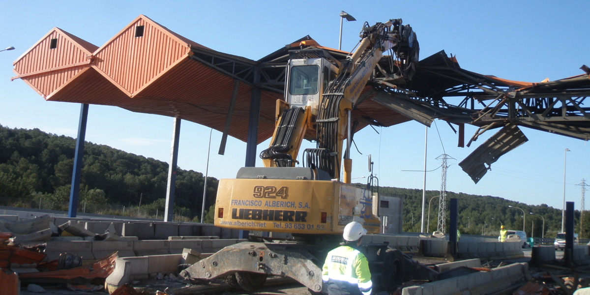 Enderroc de les estructures del peatge El Vendrell AP7 i construcció nova traça troncal autopista.