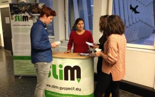 Charlando con estudiantes de la Universidad de Leoben (Austria) sobre el proyecto europeo SLIM de minería sostenible.