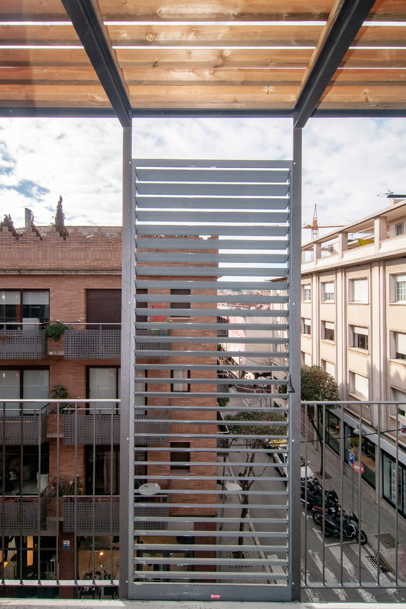 Detalle balcón, pisos para personas mayores en sant cugat. Benito Arnó. Foto: promusa