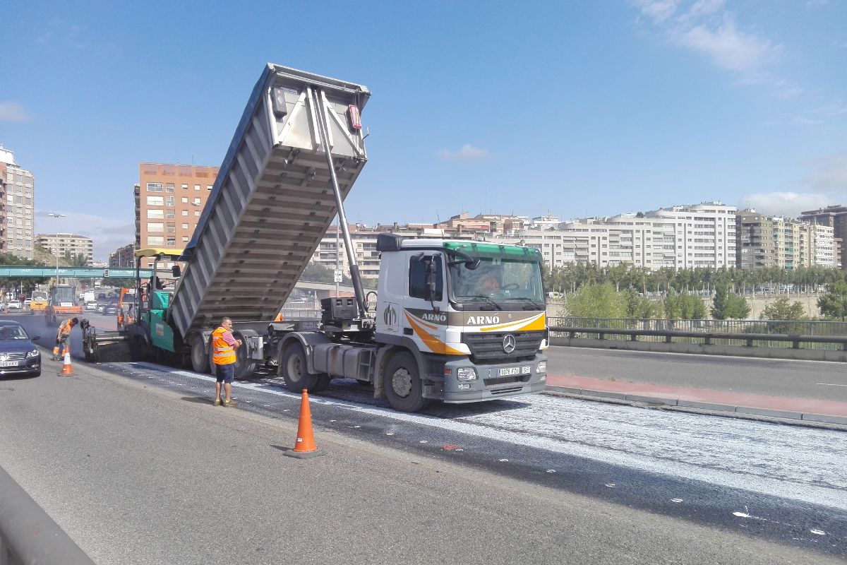 Aplicación de la mezcla asfáltica sobre la capa de mejora de la adherencia Asphacal. Puente de la Universidad, Lleida. Arnó