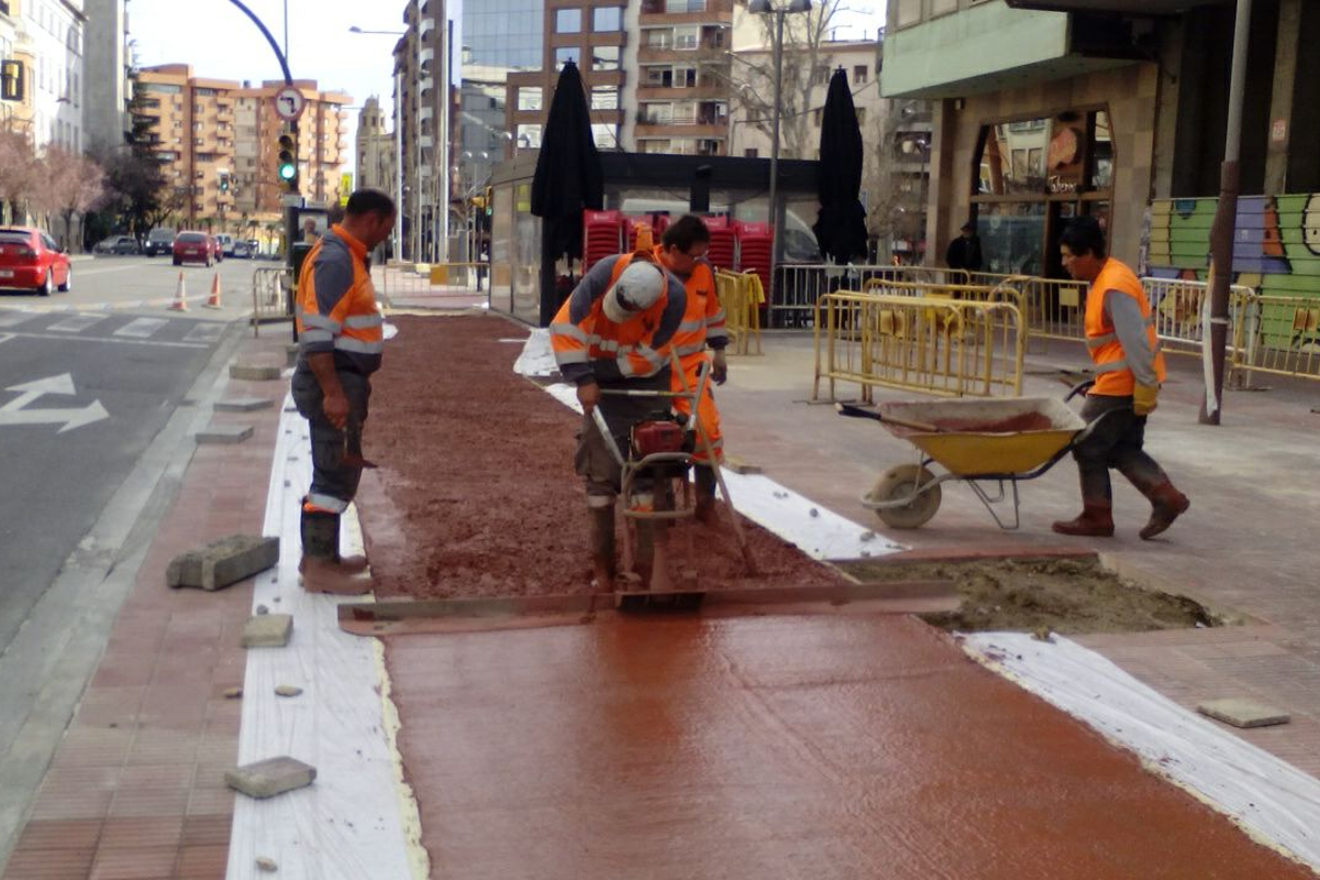 Aplanado del hormigón tintado del carril bici. Lleida. Arnó