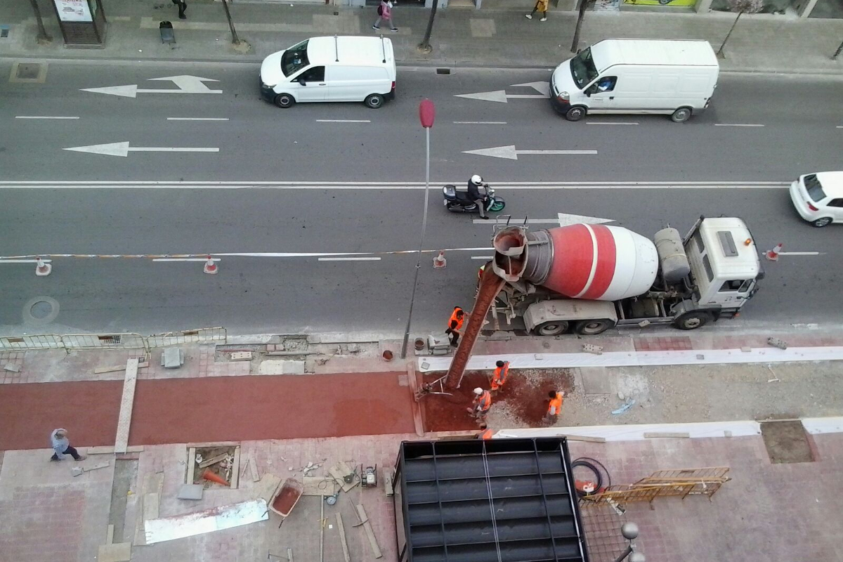 Extensión de hormigón tintado para el carril bici, Lleida. Arnó