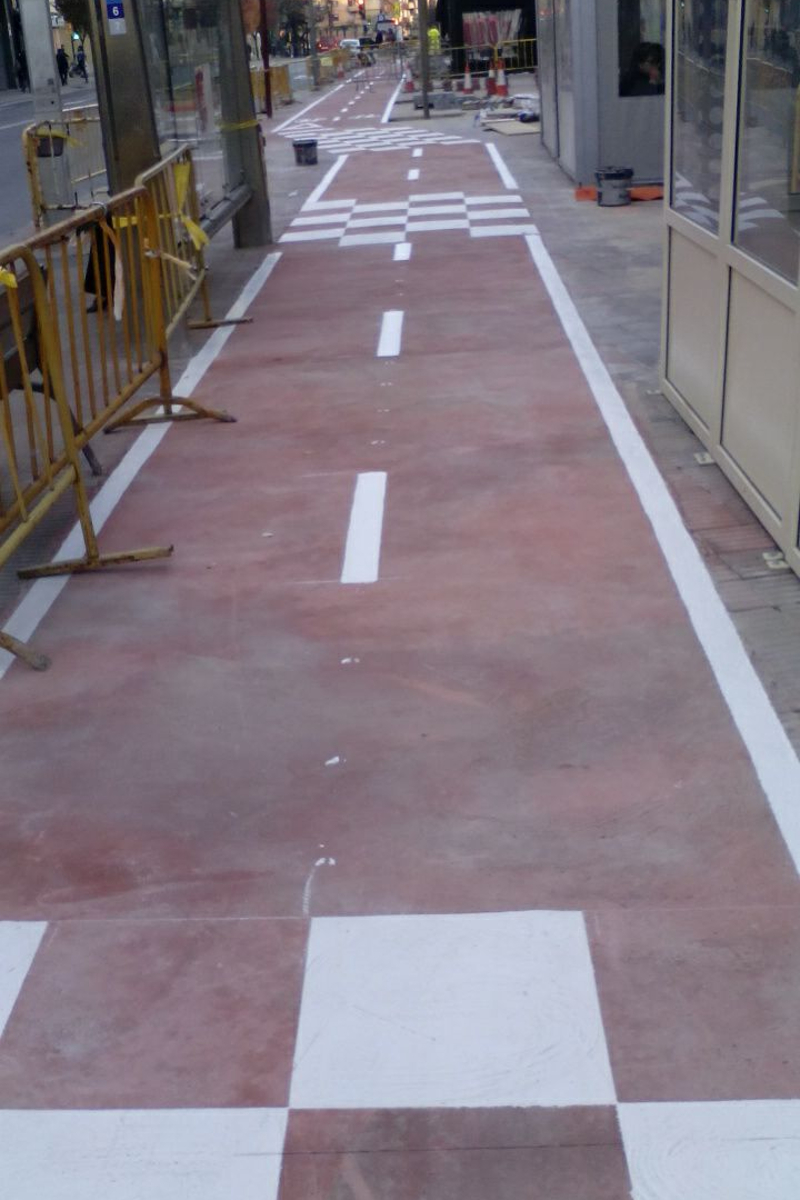 Líneas de delimitación del carril bici. Lleida. Arnó