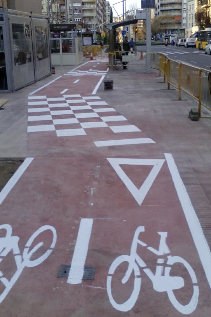 Líneas de señalización del carril bici. Lleida. Arnó