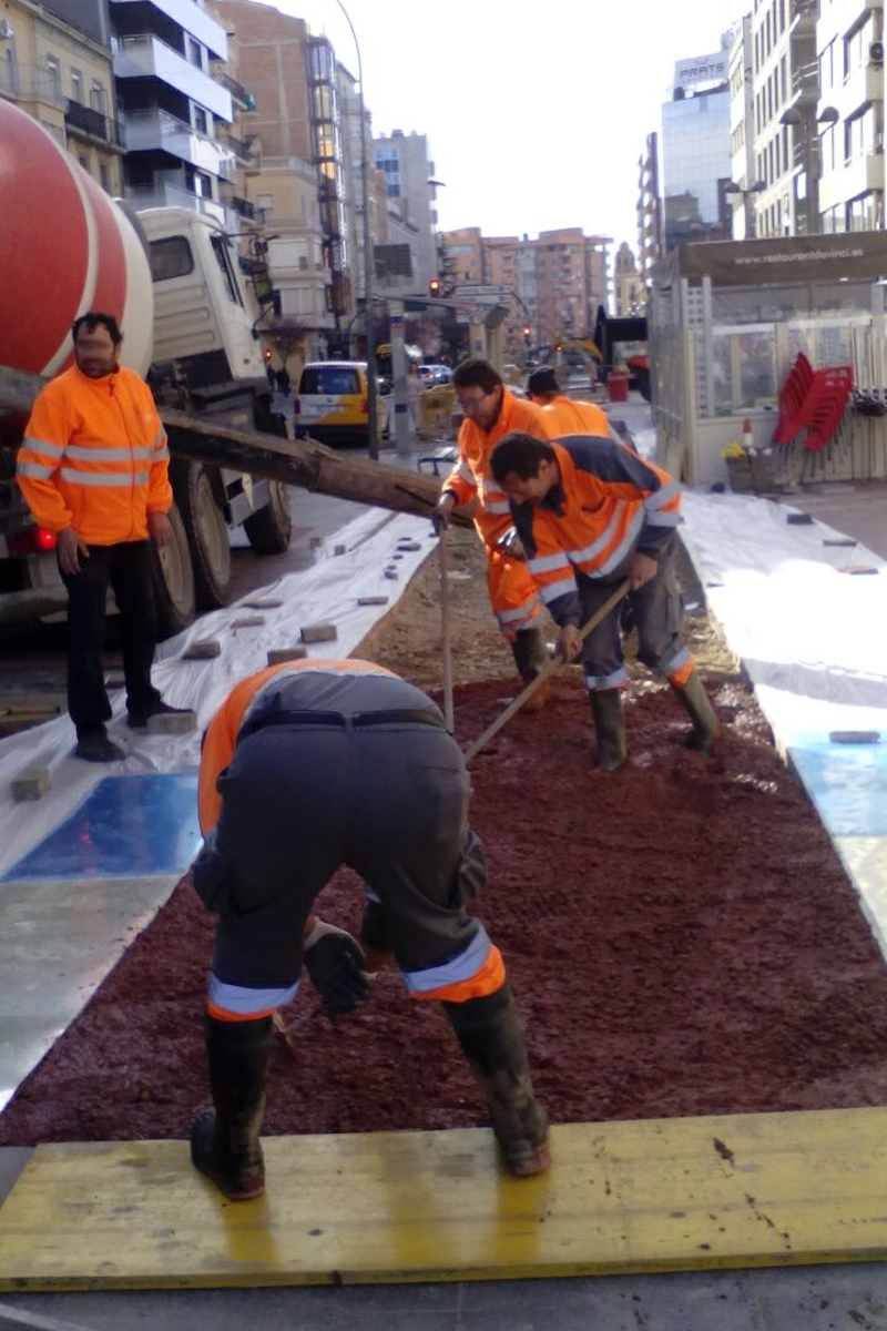 Extendido de hormigón tintado para carril bici. Lleida-Arno