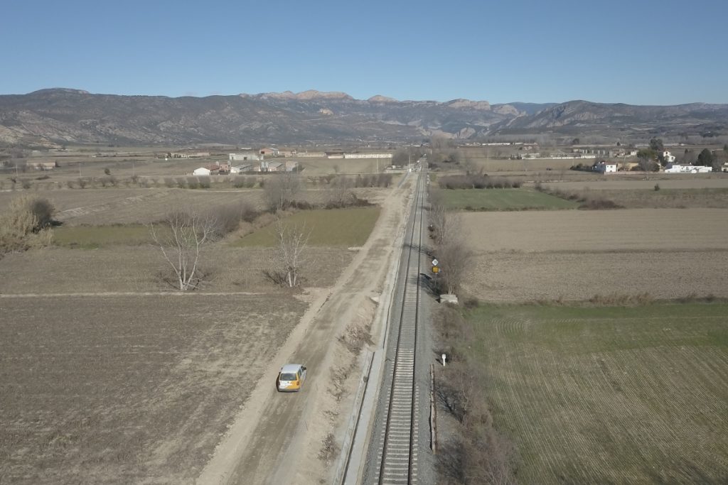 Vista aérea de un tramo de las obras para la realización de una vía de servicio en el ferrocarril