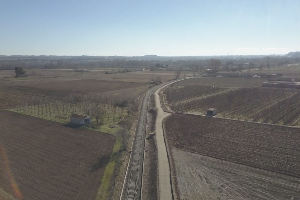 vista de la via de servei en contrucció al costat de les vies de ferrocarrils