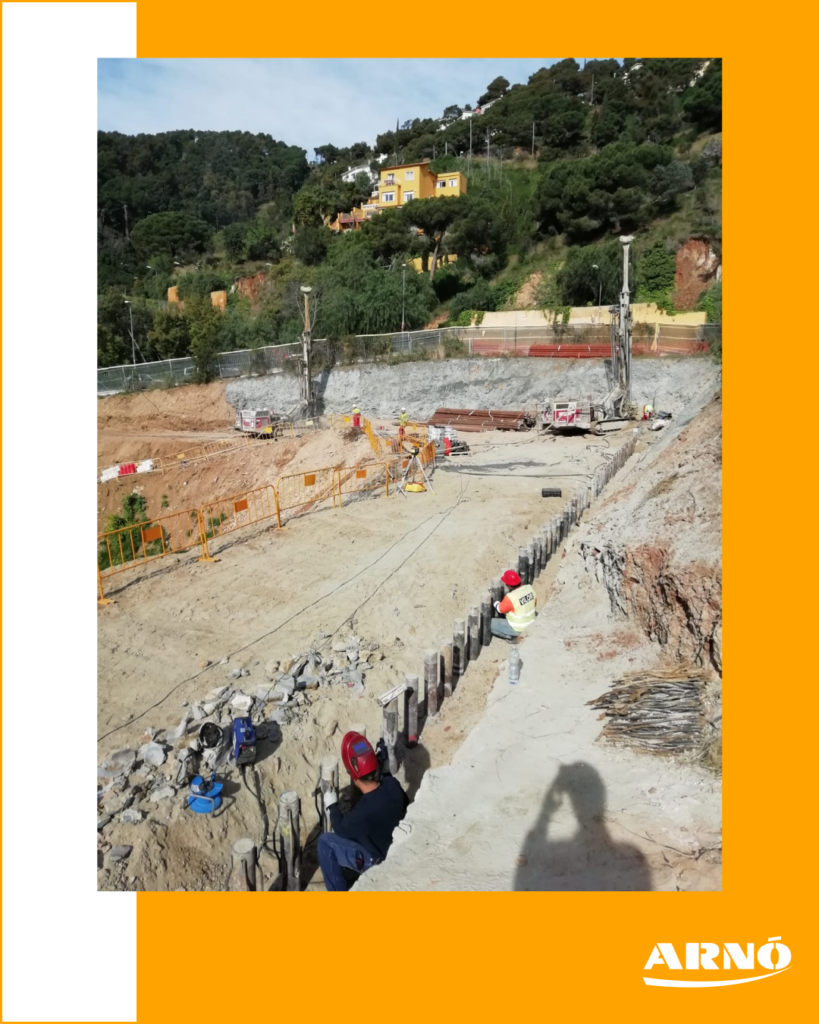 Excavación para la ubicación de un edificio. preparación del terreno previo a la construcción.